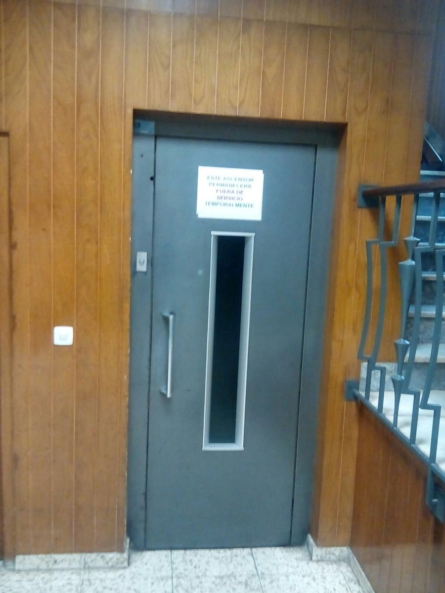 Chaconcito's tweet photo. 3 MESES LLEVA ESTE ASCENSOR PARADO. DELEGACIÓN DE SERVICIOS SOCIALES DE BADAJOZ, PZA DE LA SOLEDAD. https://t.co/TF430I23wR