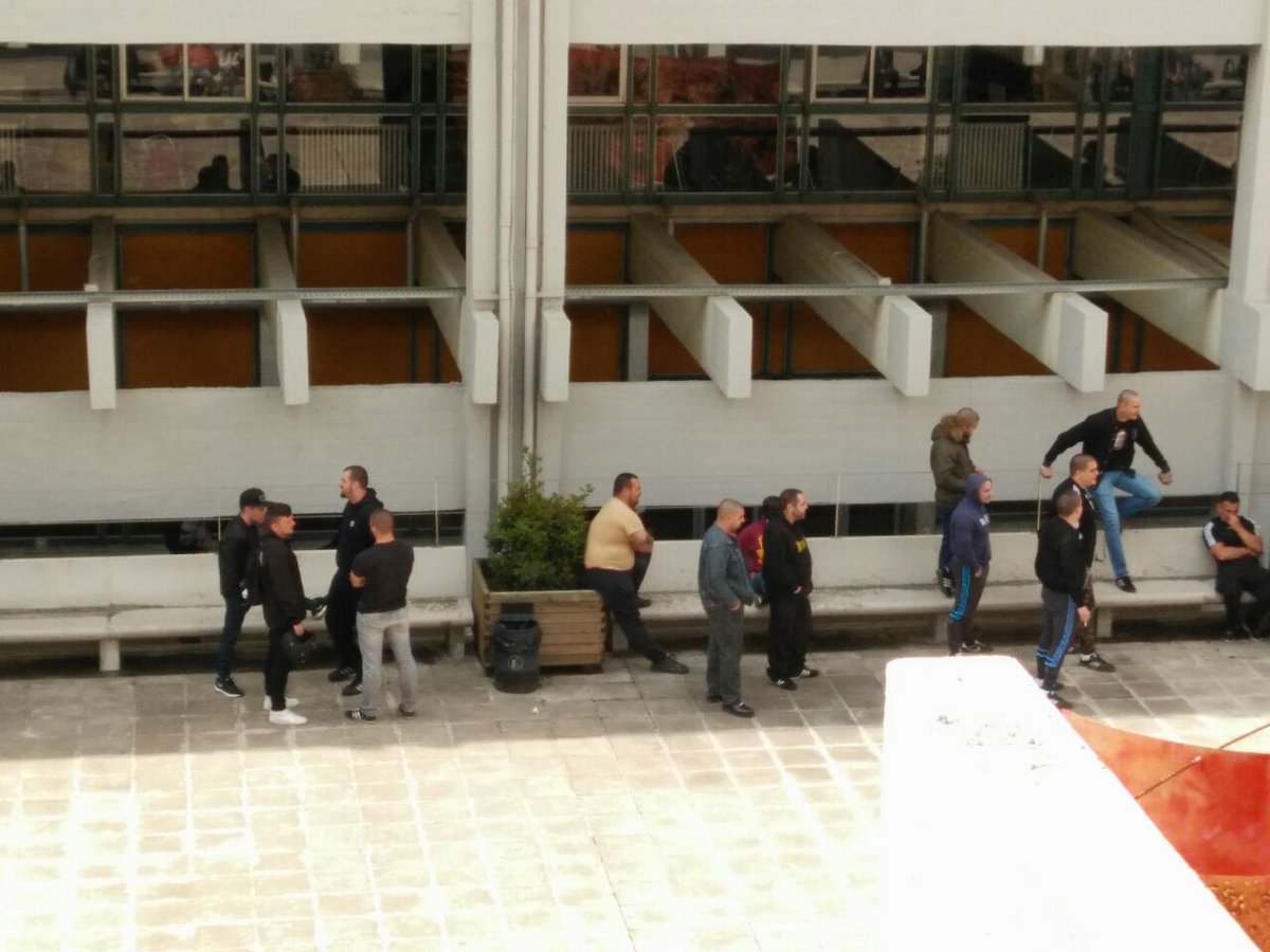 Els nazis del Vallès a la UAB protegint la paradeta de <a href="/Societatcc/">Societat Civil Catalana</a> i
seguratas protegint els nazis.
