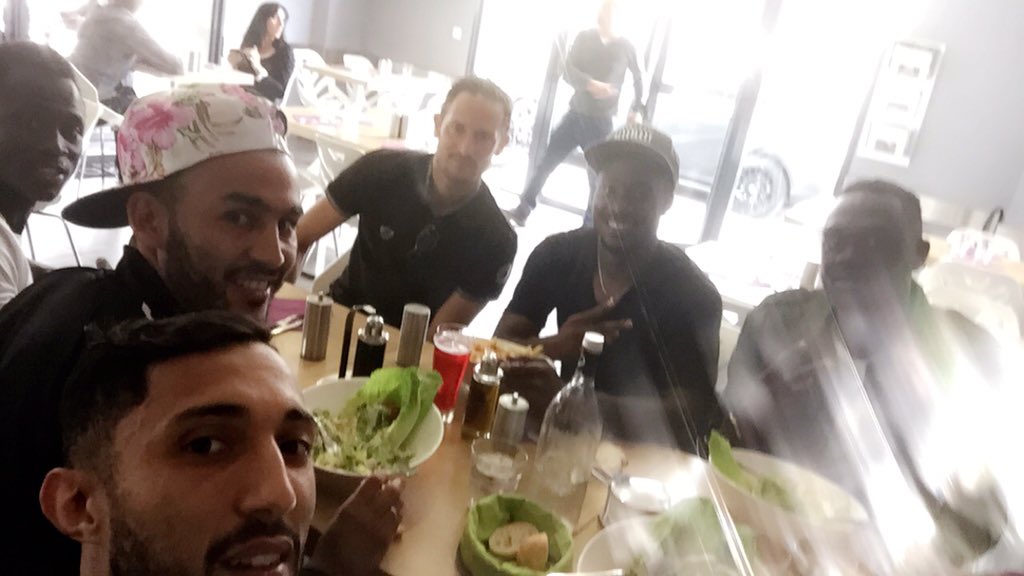 10MohamedLarbi's tweet photo. Petit restaurant avec mes gars @Mayikev7 @khalidzinzin @syllaissiaga020 @AmosYouga18 https://t.co/NbDhaaUqY6