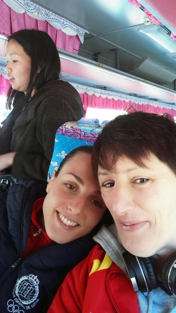 Con <a href="/maiderunda/">Maider Unda</a> n el Bus, d camino al stadio, al pesaje.
#Ulaanbaatar 
#1stWorlQualifier to #Rio2016
@patrocinalos