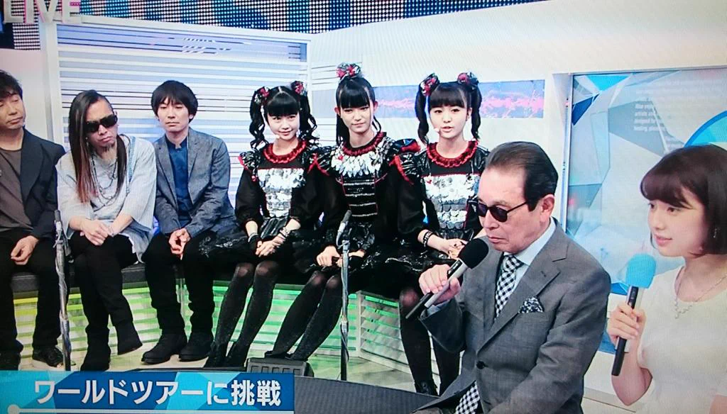 女子校生アイドルの体を触らないように気を付けているwww煩悩