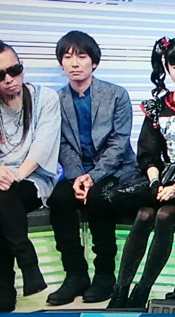 女子校生アイドルの体を触らないように気を付けているwww煩悩