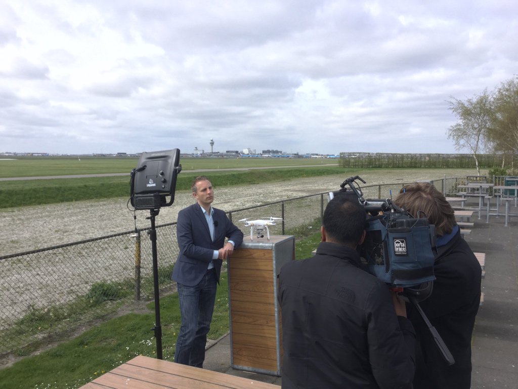 wdejager's tweet photo. Vanavond in het @NOS journaal aandacht voor drones en luchtvaartveiligheid, met oa. @DronewatchNL en @VNVPresident https://t.co/dxpZV0b7Ve