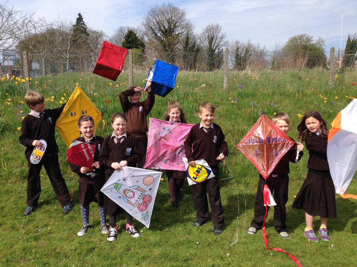 ScoilIde's tweet photo. 3rds get to fly the kites they made for #Engweek16 . #kiterunners https://t.co/szMbdKLxAN