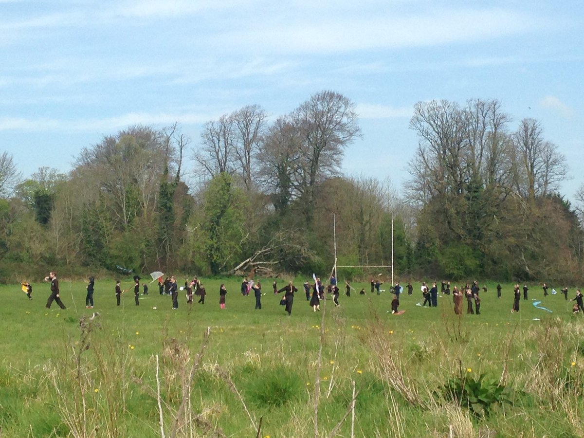 ScoilIde's tweet photo. 3rds get to fly the kites they made for #Engweek16 . #kiterunners https://t.co/szMbdKLxAN
