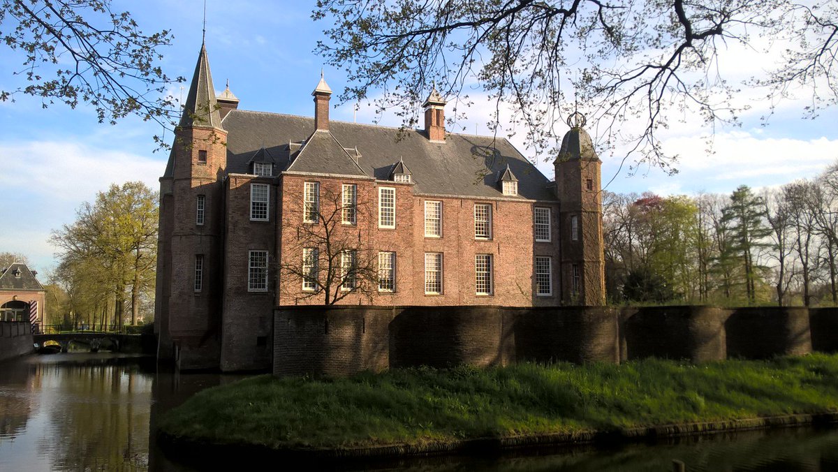 NadiaRemmer's tweet photo. Got to pitch DeWereldDraaitDoor-style #koplopers Slot Zuylen for #CASTFormworksystem! Merci @PieterParmentier https://t.co/yzUaWguRLs