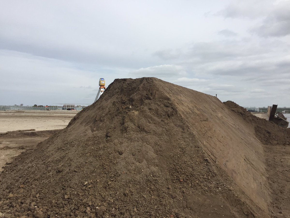 VanDaalenGWW's tweet photo. Eerste meters bassindijk staan op project #beekenkamp #waterbassin #3DGPS https://t.co/4FzXH8cjUN