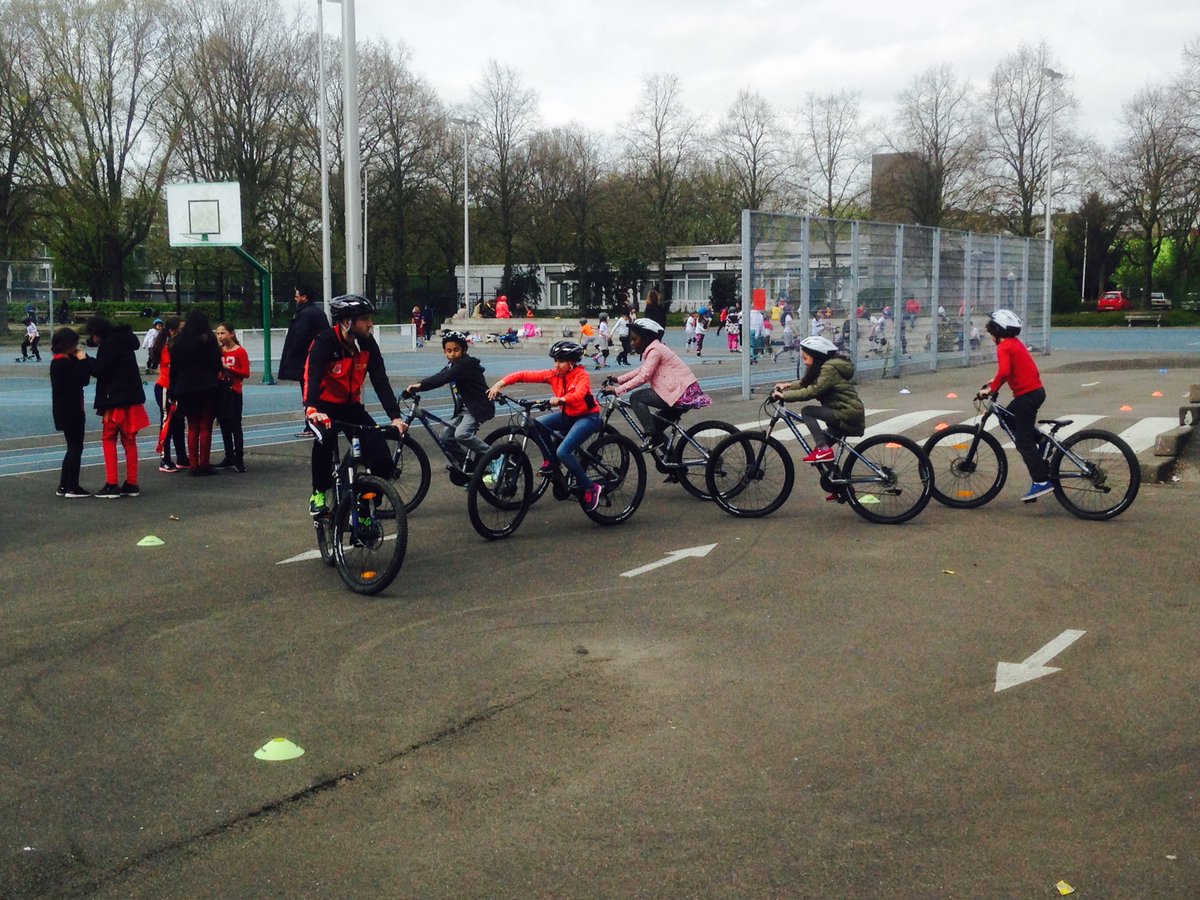 Het <a href="/SSTUtrecht/">Stedelijk Sportteam</a> laat veel kinderen uit #Utrecht sporten tijdens de #koningsspelen! #bossaball #hockey #fietsen