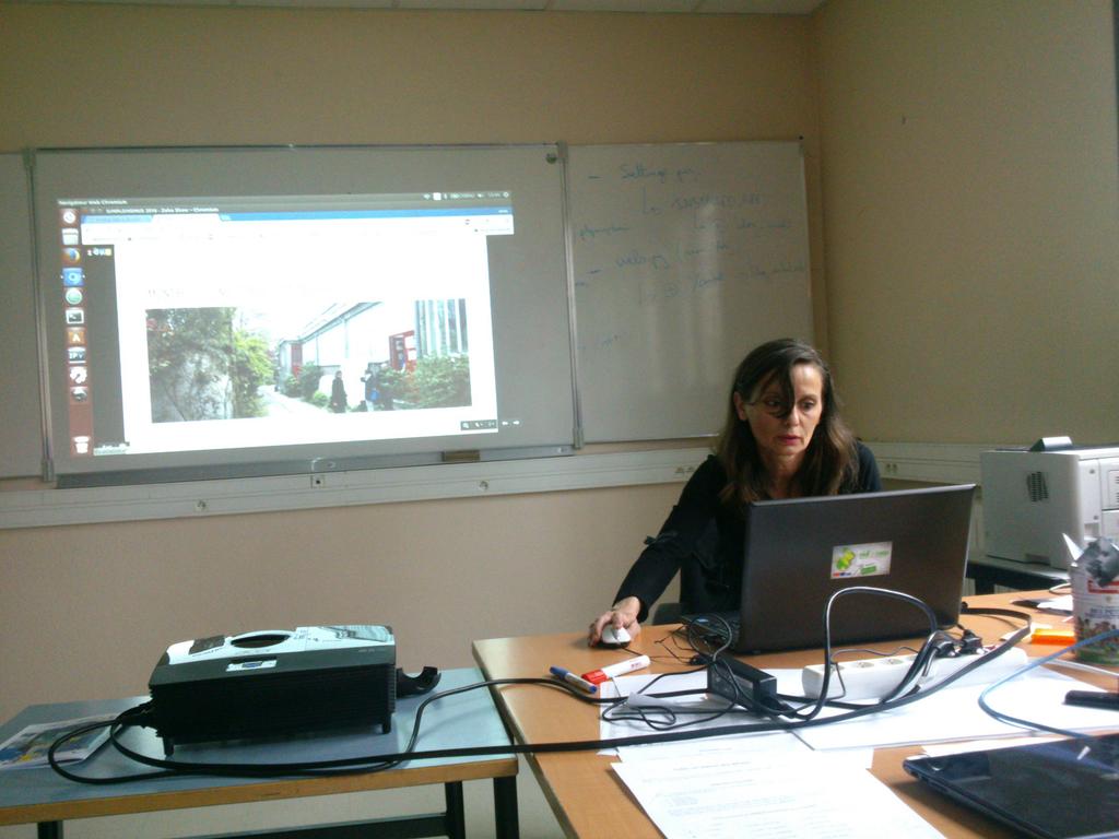 codincamp's tweet photo. Au tour de @anne_delseny de présenter sa semaine @simplonco #simplonsmus2016 https://t.co/TbnmBAbSyn
