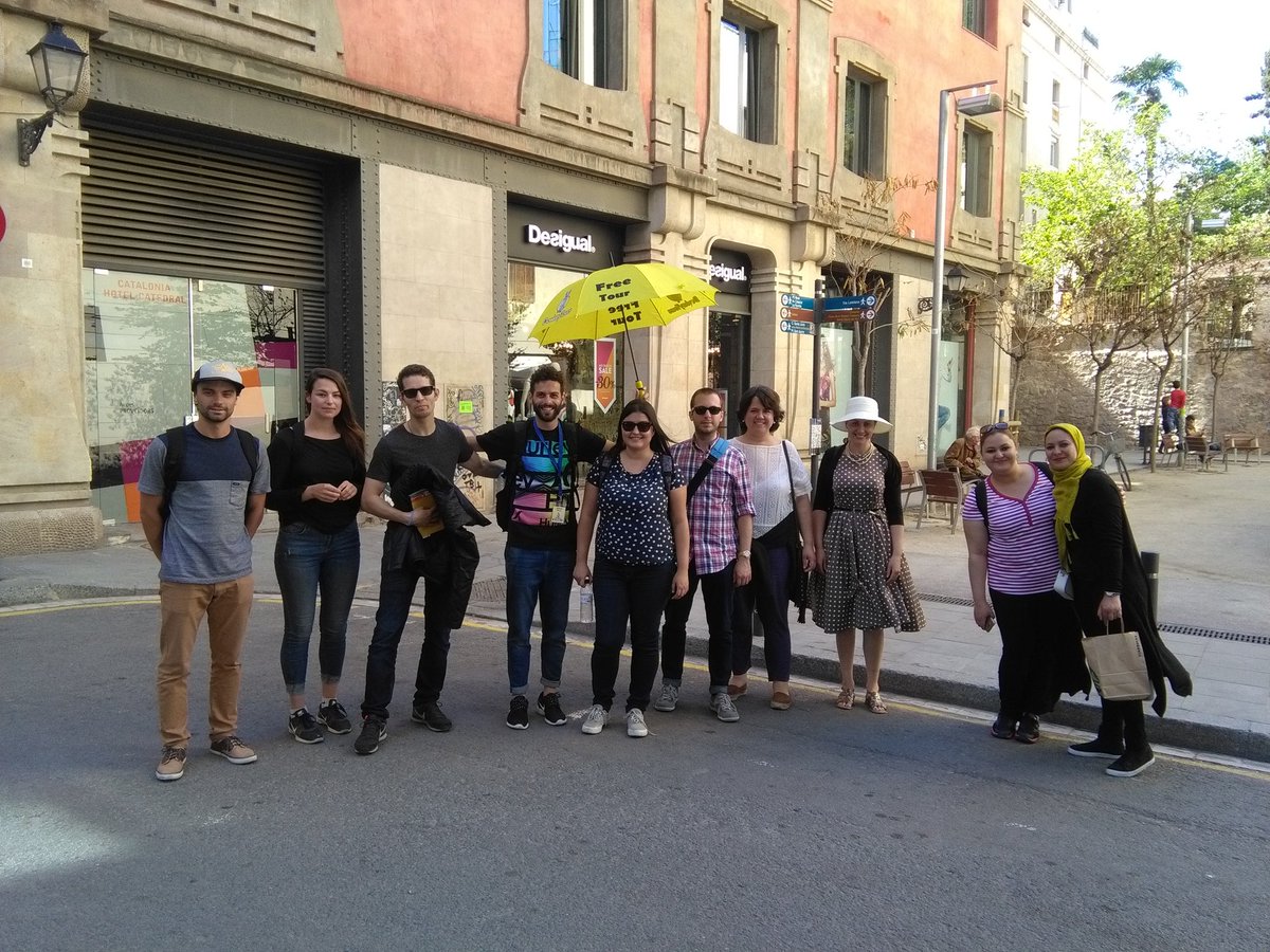 donkeytoursbcn's tweet photo. Free tours diarios las 11:00 o 15:30 desde la Plaza Nova de Barcelona. Los esperamos con los paraguas amarillos ;-) https://t.co/rFtSatOUkF