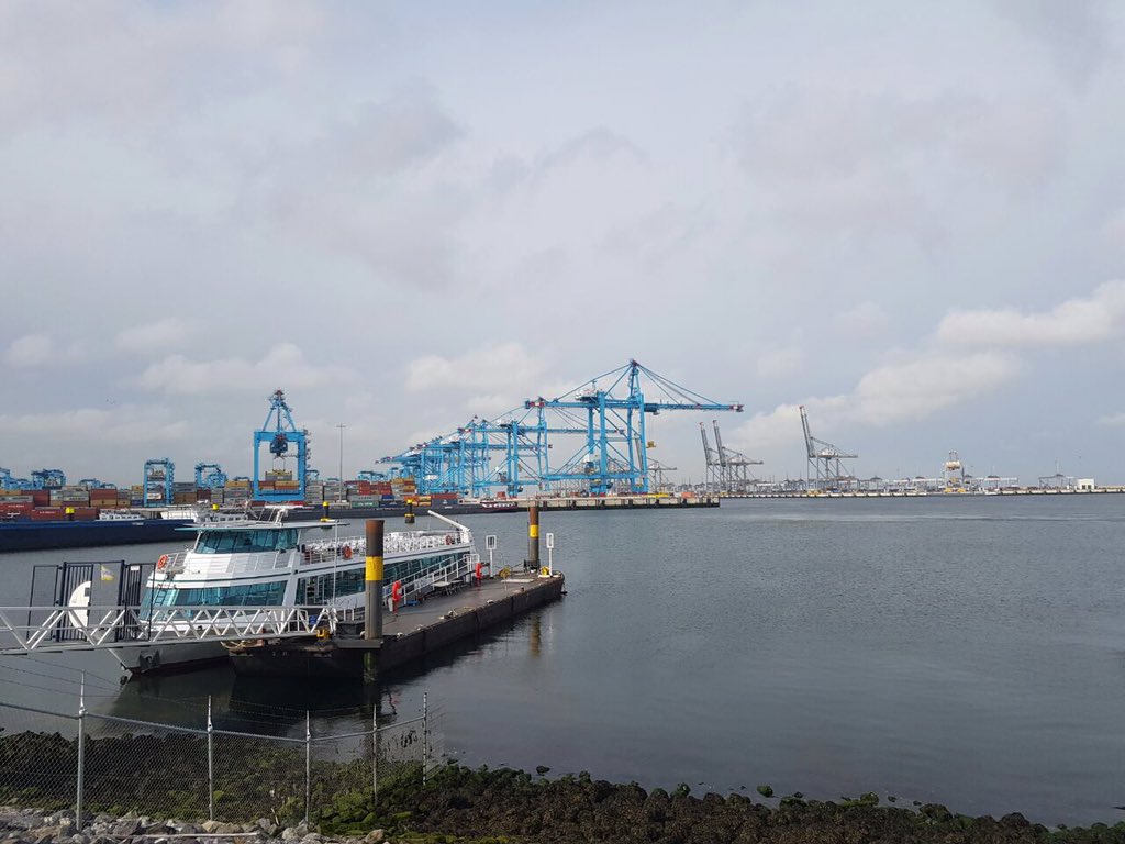jokowi's tweet photo. Dari Maasvlakte II Port Rotterdam Belanda, kita belajar mengelola pelabuhan dan banjir sekaligus -Jkw https://t.co/FnyjEKLxCL