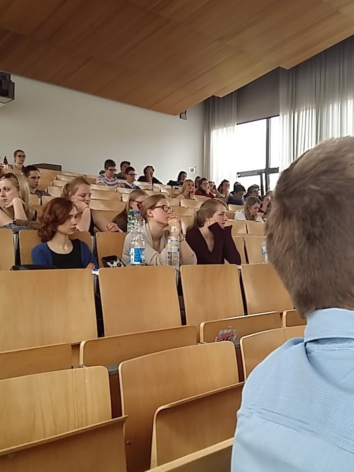 SimoneZink_tun's tweet photo. #tunstarthilfe Start des Blockseminars: Susanne Wegner spricht über Flucht in den Medien #ku #refugeeswelcome https://t.co/2Joyo2pJPQ