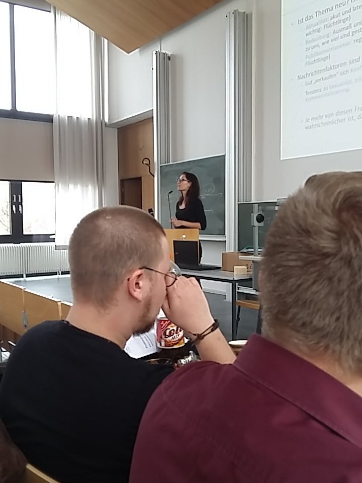 SimoneZink_tun's tweet photo. #tunstarthilfe Start des Blockseminars: Susanne Wegner spricht über Flucht in den Medien #ku #refugeeswelcome https://t.co/2Joyo2pJPQ