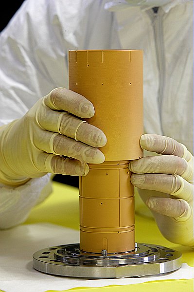 onera_fr's tweet photo. Les masses d'épreuve-pommes de Newton d'un des deux accéléromètres différentiels de #TSAGE pour #MICROSCOPE https://t.co/UPkG0OCMVg