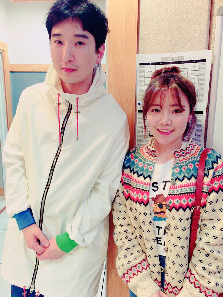 kbs_volume's tweet photo. 금요일의 사랑꾼❤️ #이지린 #리소 #허밍어반스테레오 두분, 뭔가 화사화사하다~ (지린씨는 우비를 입은 것 같기도 하고ㅋㅋ) 잠시후 함께 하실 수 있습니다. #연애능력평가 #사랑고민대환영 #유인나의볼륨을높여요 https://t.co/5xyA2lzBUE