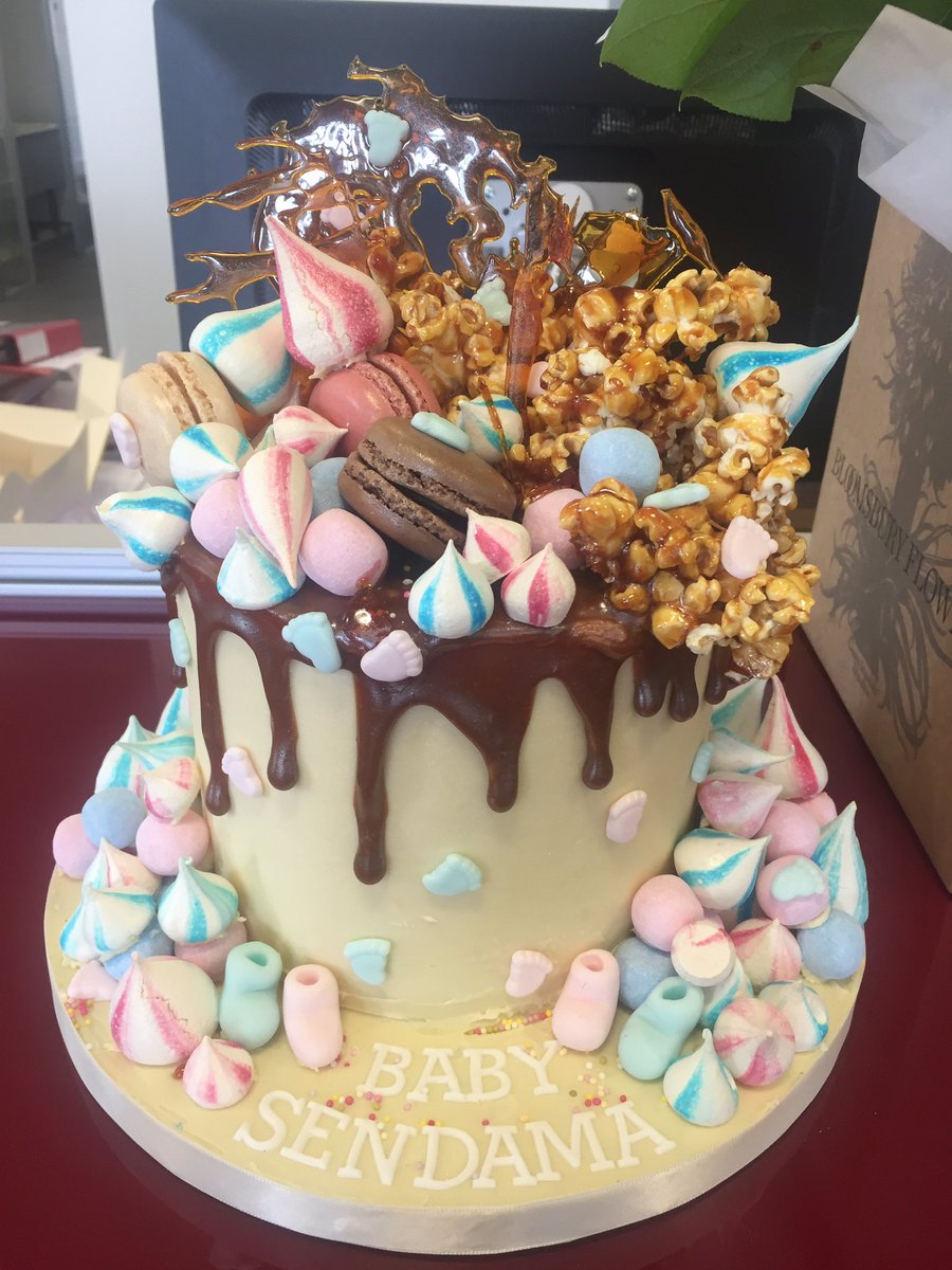 theravenouscat's tweet photo. How's this for a maternity cake? Amazing right? #bakingchat #cake #macaroons #SHOWSTOPPERS https://t.co/EUE6ToiBwD