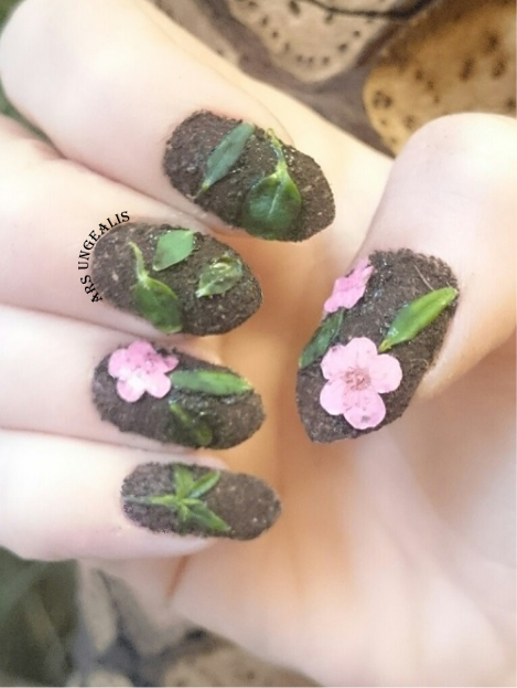 Ungulae's tweet photo. All-natural #EarthDay #nailart with soil, leaves &amp; dried flowers :)
#NOTD #nails #nature #naturalnails https://t.co/LaLb81Shyj