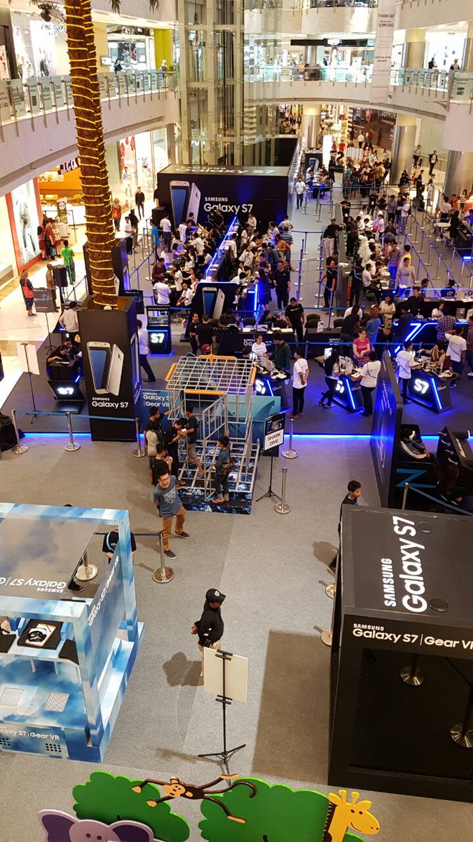 vabyo's tweet photo. Lagi rame bgt ikutan trade up #GalaxyS7 di Central Park Mall! 
Msh sempet kok ampe 24 Apr 2016. Yuk? #NextLevelS7 https://t.co/SeoMTwfjU1