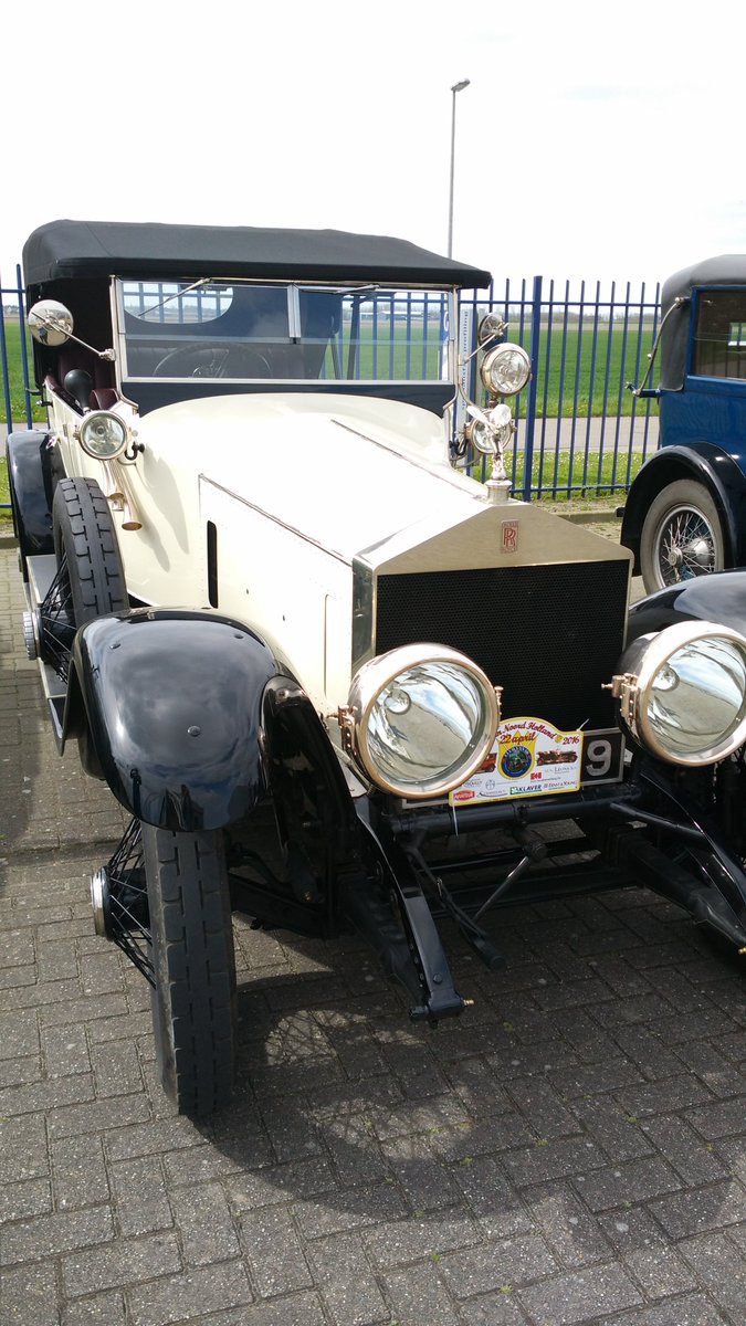 HGGGroup's tweet photo. Wow!What a #Friday! #Tulpenralley visiting HGG HQ.Check some of those gorgeous #ClassicCars. Have a great #weekend! https://t.co/HE9JIUD5Zc