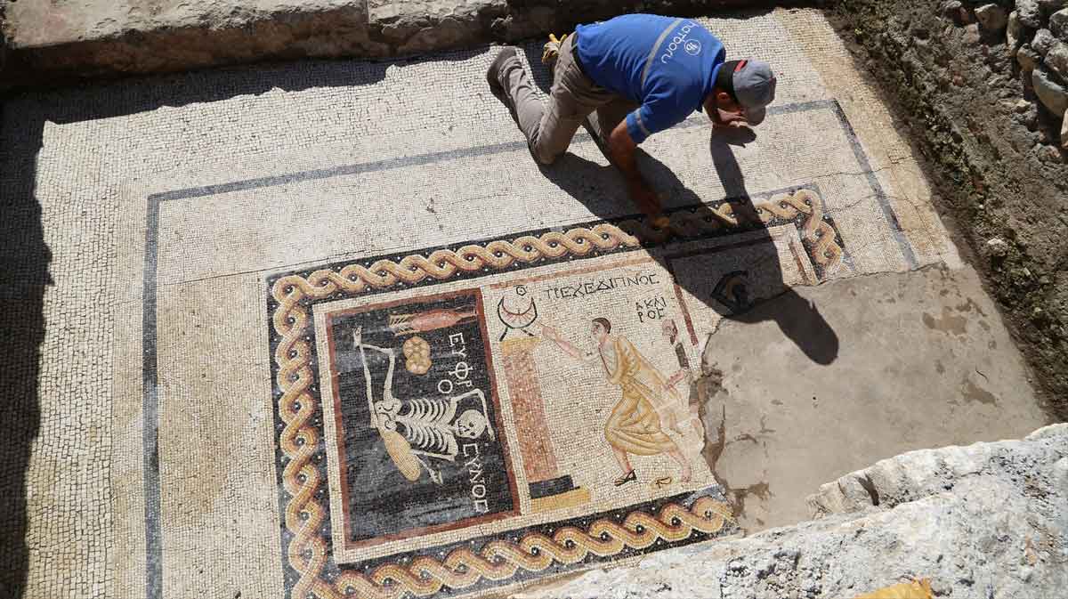 DailySabah's tweet photo. 2,400 year-old mosaic found in southern Turkey says ‘be cheerful, enjoy your life’
https://t.co/auebGUbXOC https://t.co/9YYBvxGsik