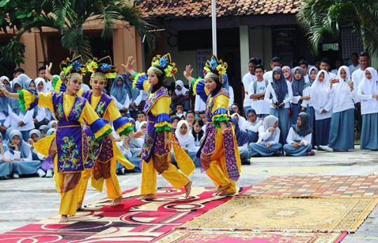 OsisNingrat's tweet photo. Parade tari tradisional ππ #NEAF2016 https://t.co/z4nhf9B8zZ