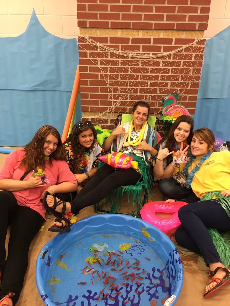 ArlingtonHigh16's tweet photo. We love the seniors!! https://t.co/jzijI4UJDt