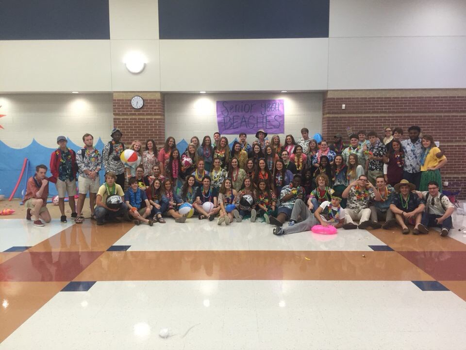 ArlingtonHigh16's tweet photo. We love the seniors!! https://t.co/jzijI4UJDt