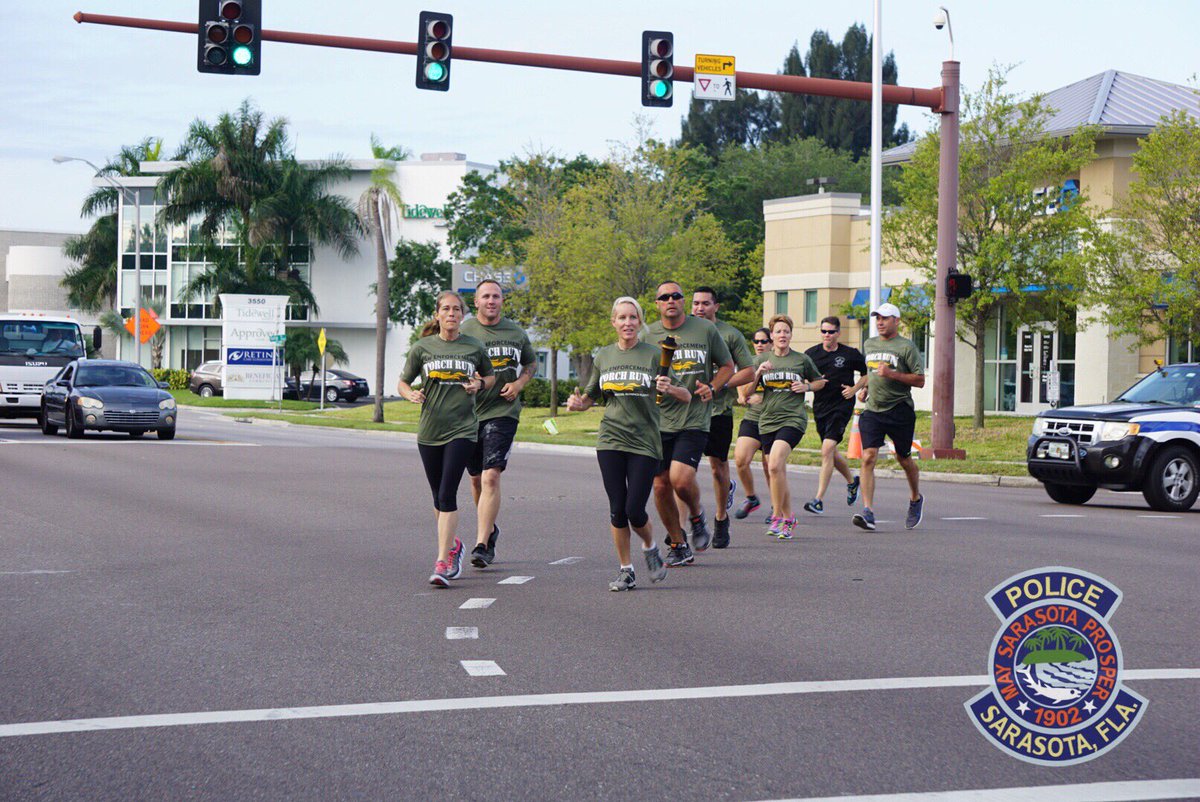 SarasotaPD's tweet photo. Torch heading through @CityofSarasota! Water break before heading towards Five Points! #LawEnforcement #TorchRun https://t.co/xauFzSgQGz