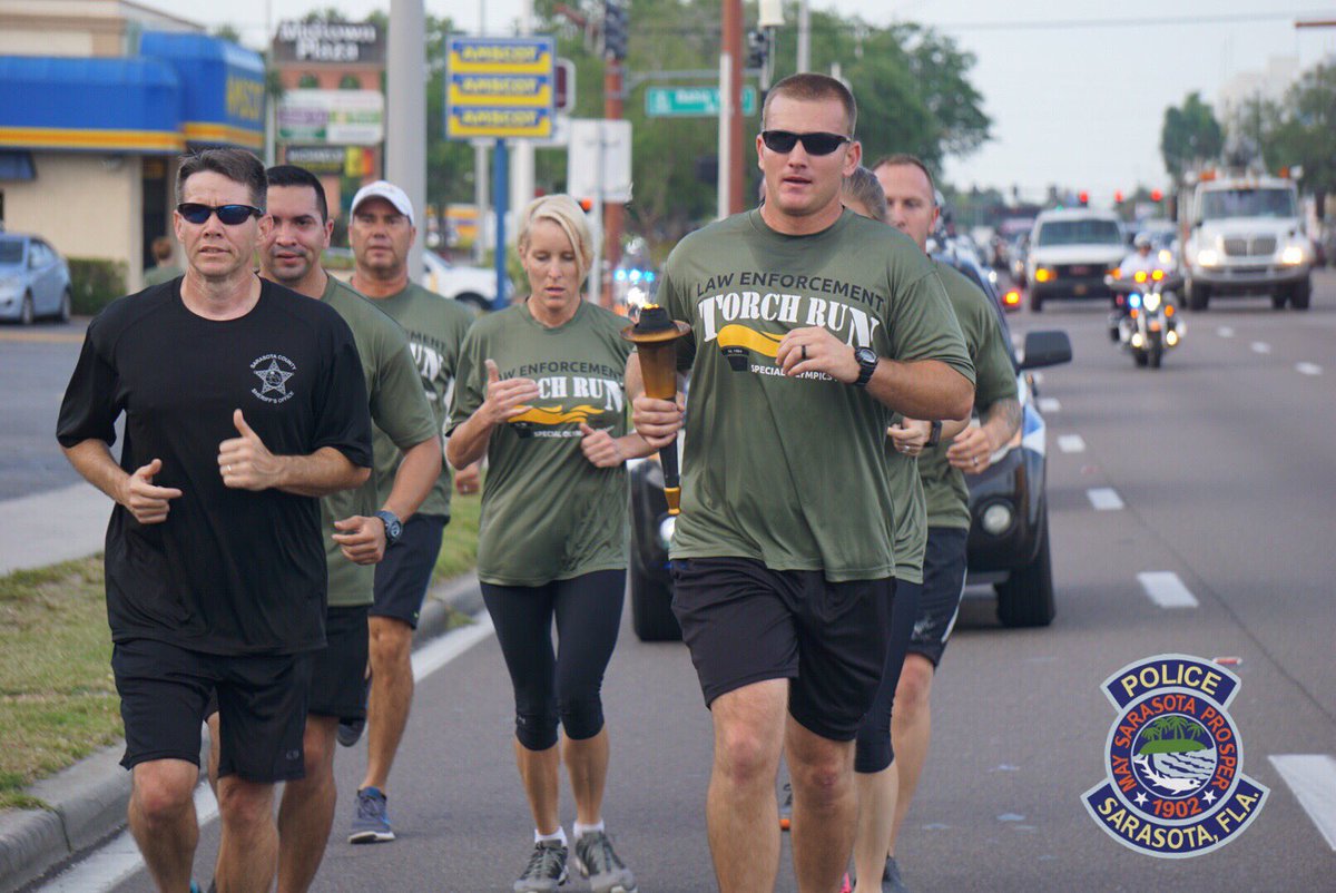 SarasotaPD's tweet photo. Torch heading through @CityofSarasota! Water break before heading towards Five Points! #LawEnforcement #TorchRun https://t.co/xauFzSgQGz