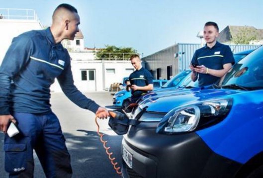 lewebnews_com's tweet photo. Paris : ERDF fier de raccorder le ePrix en électricité #endirect @erdf https://t.co/tCPKkXiw7N