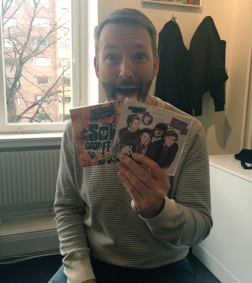 UniversalSE's tweet photo. Idag ger Burt, vår produktchef, bort signerade @5SOS-skivor 😍 RT:a och följ för att vinna!! #UMusicGiveaway https://t.co/noGh7E4VDZ