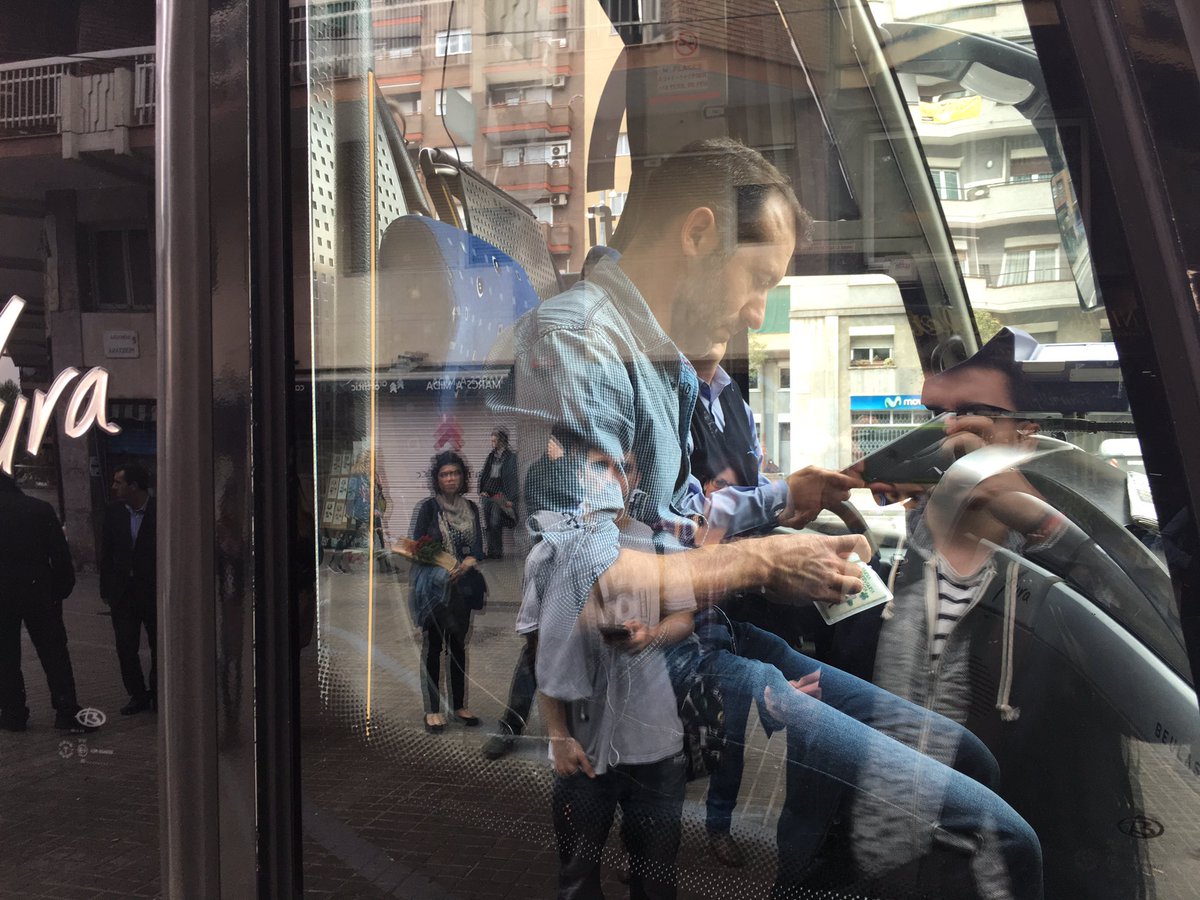 marcguell's tweet image. Seguim. 2n intent fallit. Pel bus de les 15h de Sagrera, també a terra. Amb el bus als morros! #error12 #osona