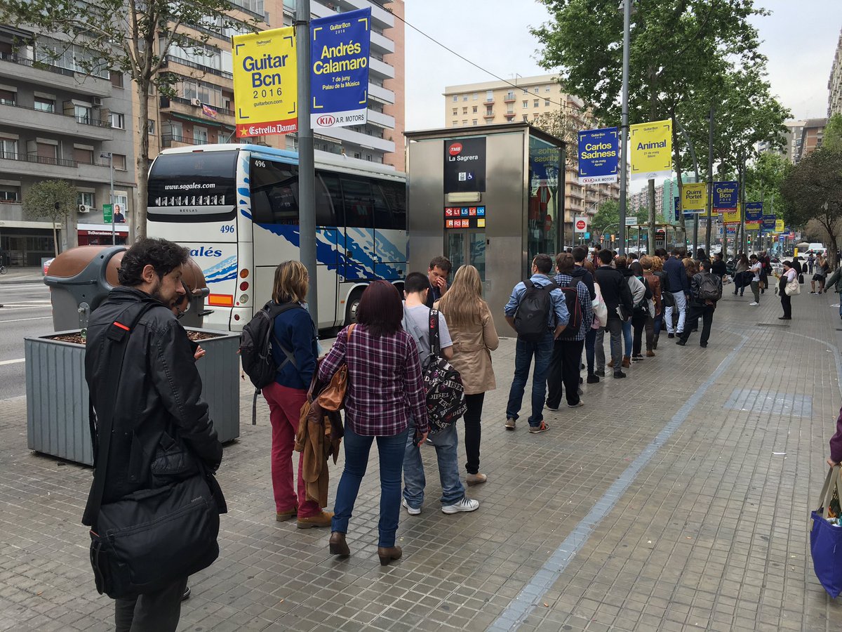 marcguell's tweet image. Seguim. 2n intent fallit. Pel bus de les 15h de Sagrera, també a terra. Amb el bus als morros! #error12 #osona