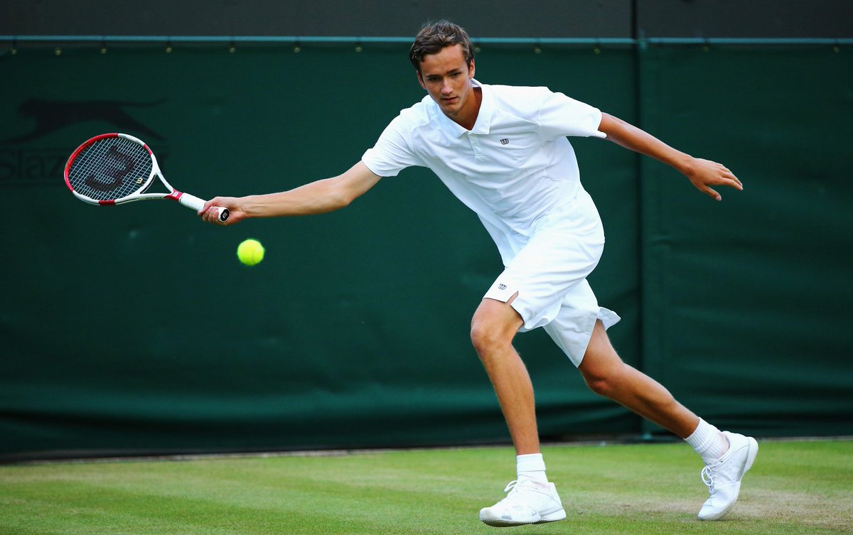 Теннисный игрок. Теннисист Медведев в полный рост.