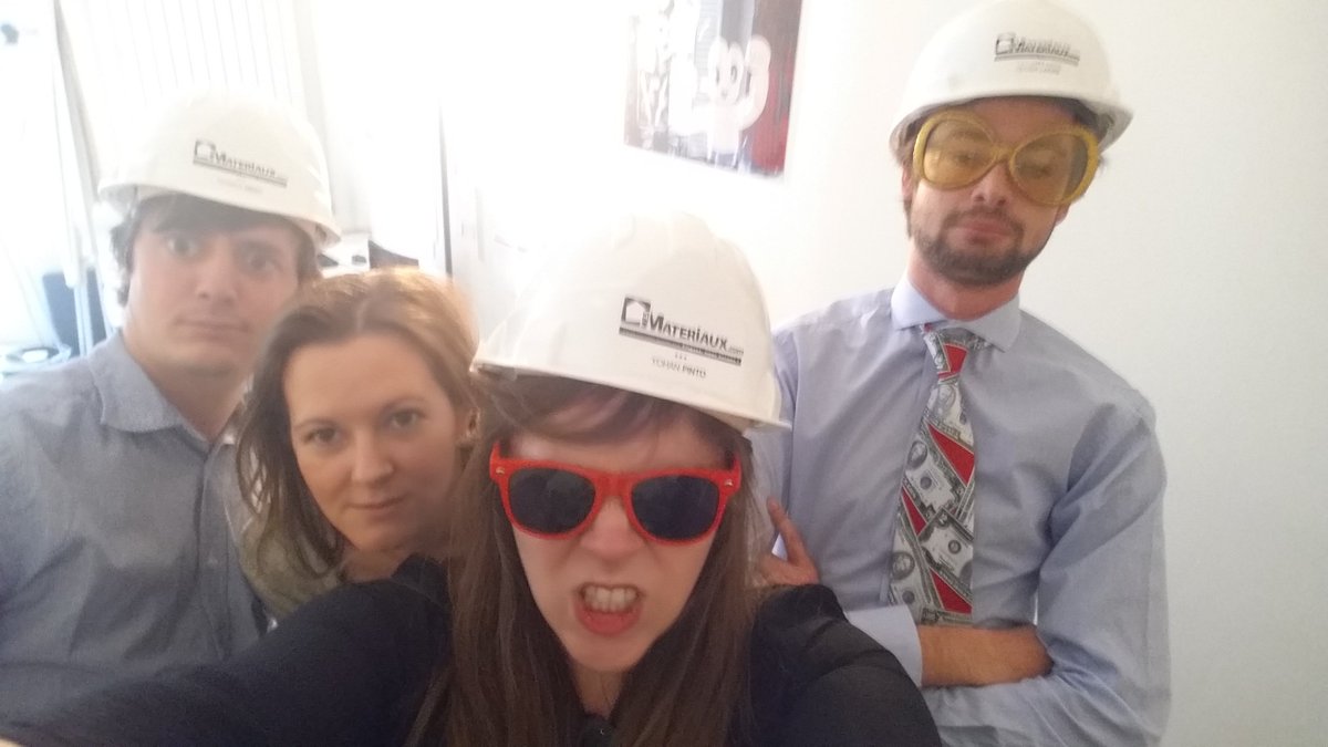 CAPHORNINVEST's tweet photo. #Shuffle au bureau ! ça déménage #onfaitmoinslesrigolos https://t.co/i1KDTj9hUA