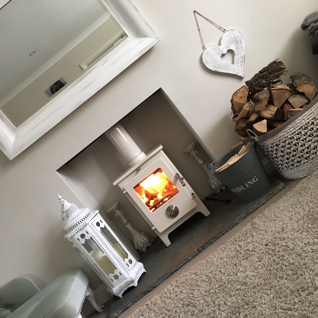 topshoprocks's tweet image. Can't believe it was such a beautiful start to the week &amp;amp; now it's so cold....#logburnerson #hatebeingcold