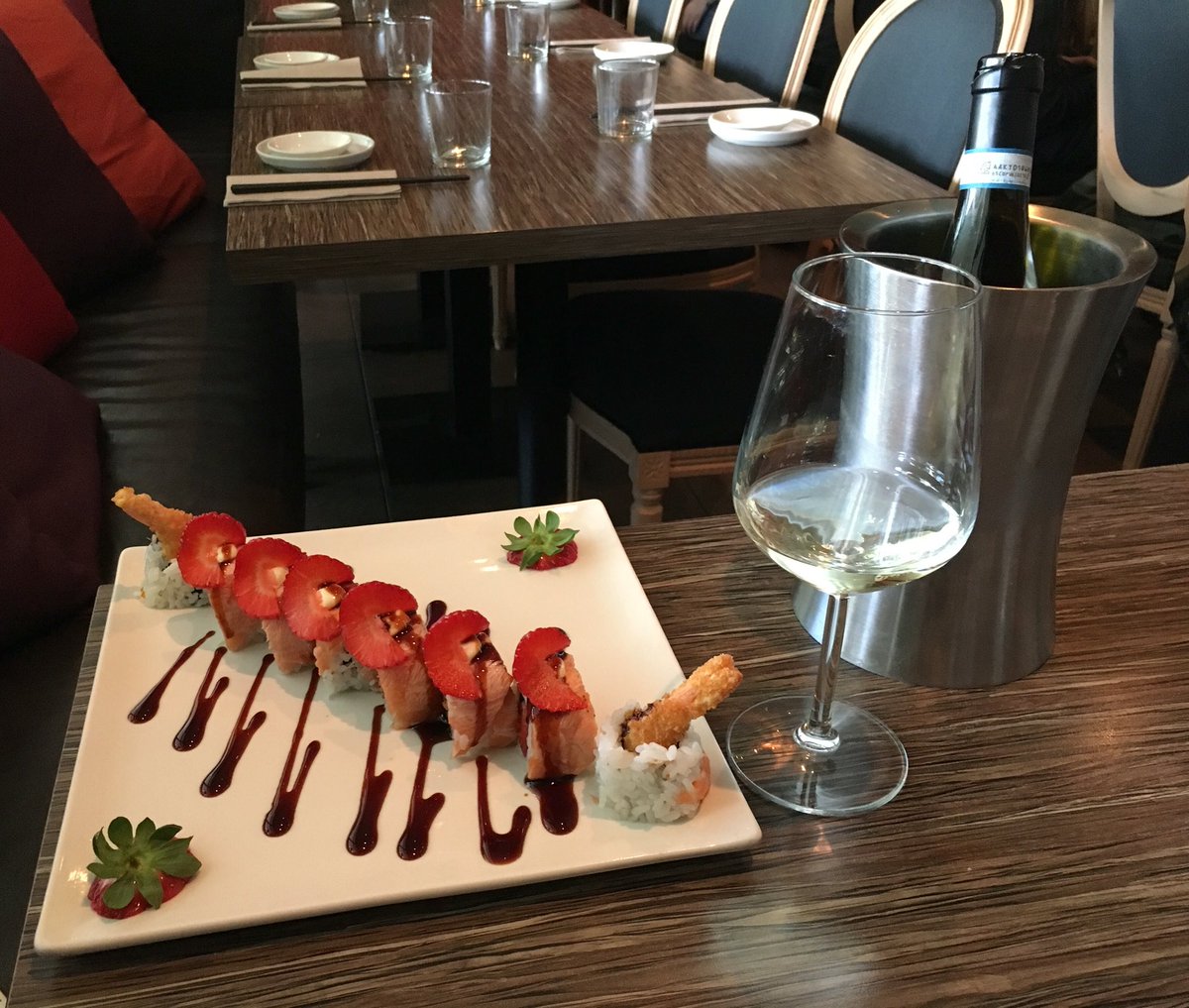 Fanghina's tweet photo. Il #cibo per primo dev'essere mangiato con gli occhi
#TweetYe #food #japanese #brazilian #fusion #roll https://t.co/NARNtO1iV8