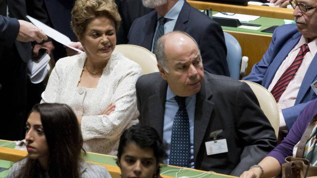 jornalextra's tweet photo. Presidente Dilma discursa na ONU e hashtag #SOSCoupinBrasil é a mais usada no Twitter
https://t.co/n7UAaQ39ma https://t.co/uYJTZu3CsL