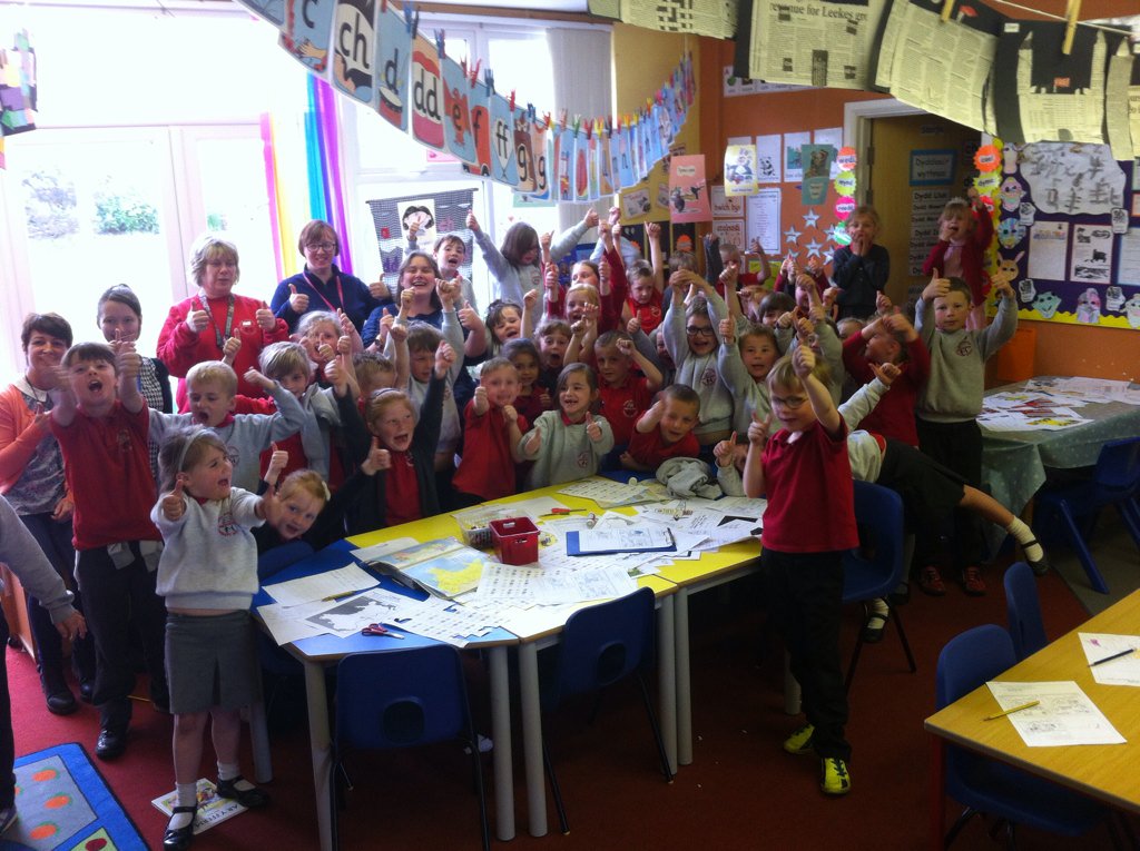 Ysgol_Aberaeron's tweet photo. Bl1 a 2 wedi creu rhaglen radio heddiw. Cofiwch wrando cymru.fm heno am 7. Diolch Marc. #serbach https://t.co/Bq292xIHbt