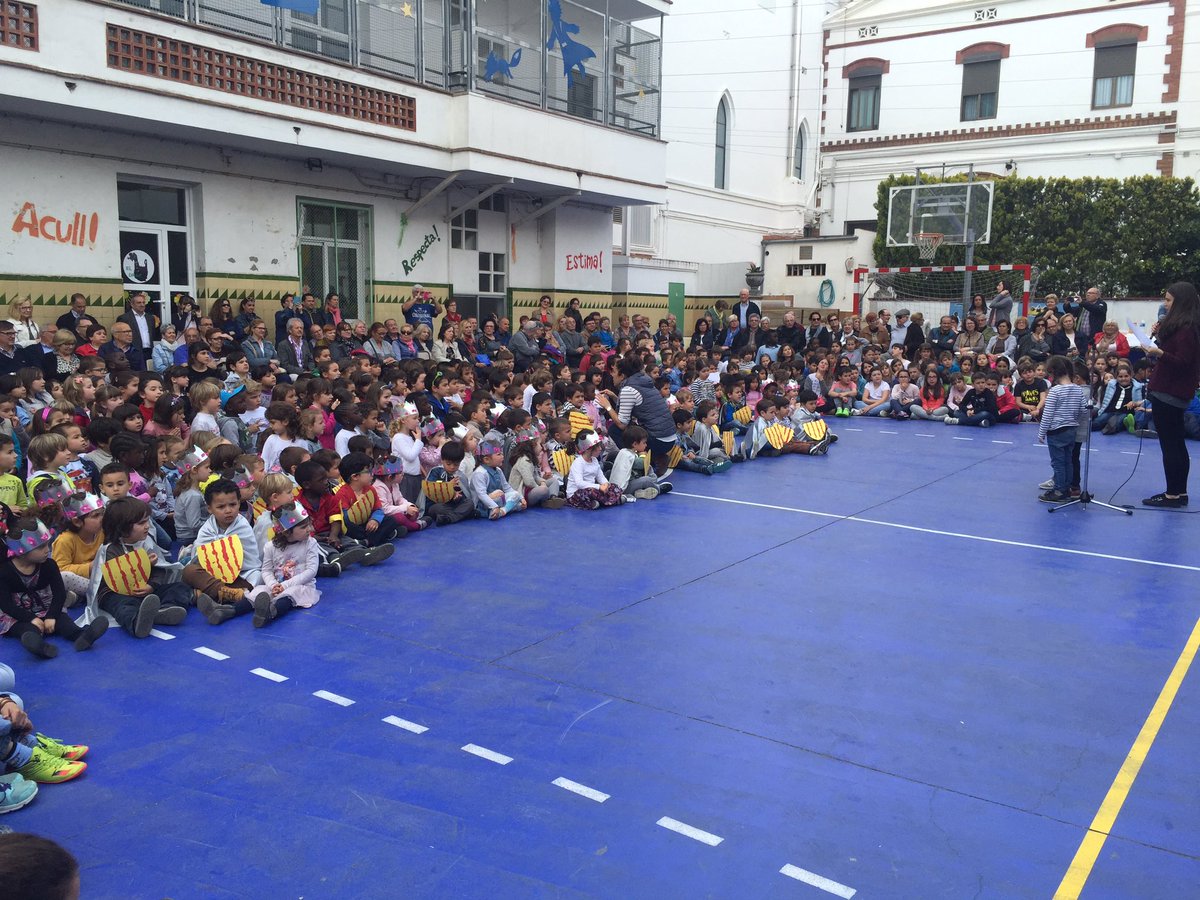 mdlmataro's tweet photo. Aquesta tarda els nens d'infantil i primària celebrem els #JocsFlorals amb visita dels #avis #StJordi2016  #somMDL https://t.co/2PYznDcMSb