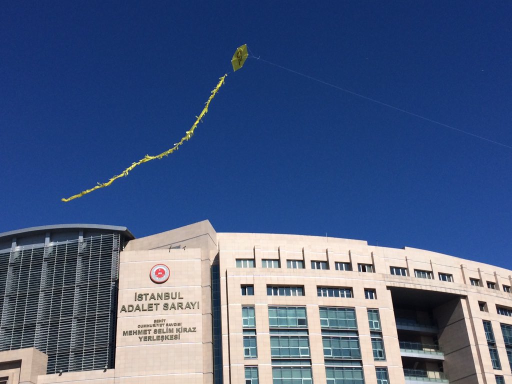 "Burda uçmaz Barış'çığım çok küçük gelir bu avlu ona." 
Hocalarımızın barış düşünü uçuracağız. 
#AdaletŞöleni