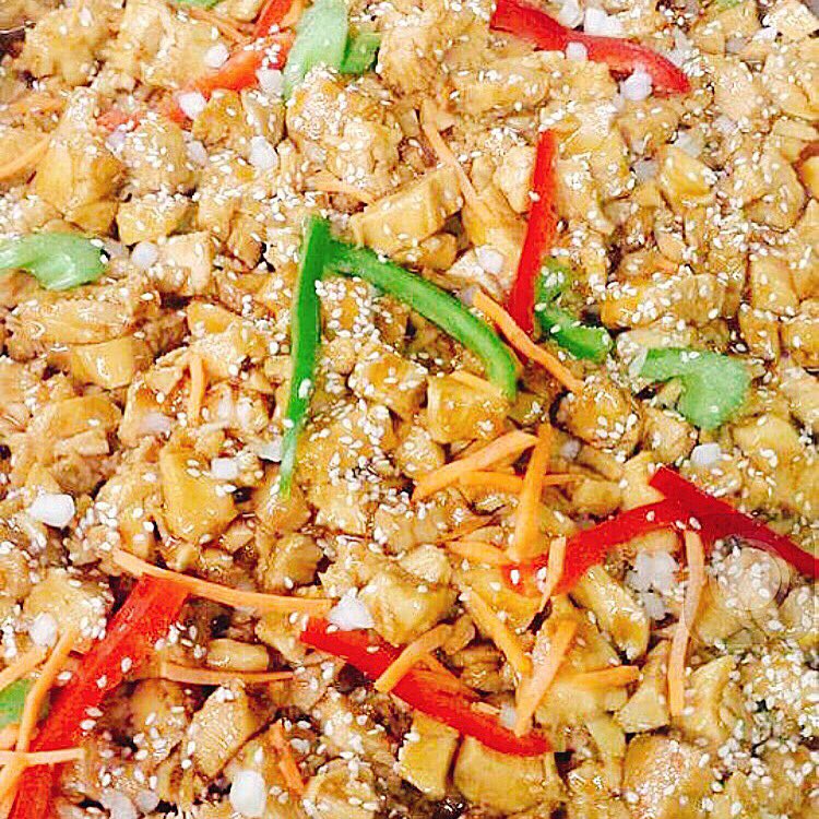 lunchforkids's tweet photo. Happy #FoodFriday! Here's one of the students' favorite lunch items. Sesame Chicken w/ fresh veggies. https://t.co/Vi0lX0UxWN