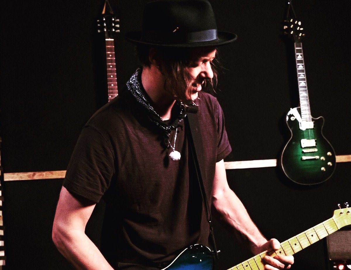 Echobarstudios's tweet photo. Nine Inch Nails guitarist, Robin Finck, killed it with the Lewitt mics @Echobarstudios! https://t.co/M76dpKm7Rg https://t.co/HMCQyXLNRa