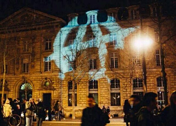 SoyAnarquista's tweet photo. RT StopMordazas: [DIFUNDE] Hoy #51mars #NuitDebout #Paris en Plaza #Republique dice que es A, Anti.. #GlobalDebout https://t.co/Anm7DQ5LmQ