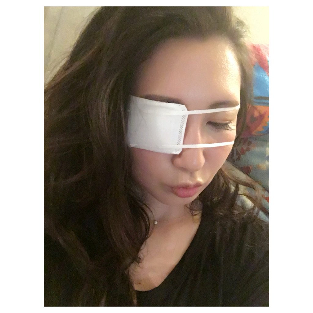 Djlicca 今日は初眼帯 コンタクトで目が傷いっててずっと片目充血しぱなしだったので 今日だけだし大丈夫なので心配なさらずに ただこれでブース立つことをお許しくださいm M T Co Grxc4cu8fm Twitter