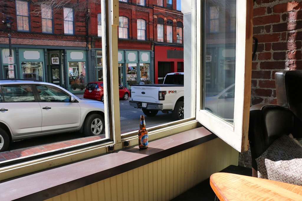 It's Friday and our windows are open! Come join us! @alpinelager  #livelifeuptown