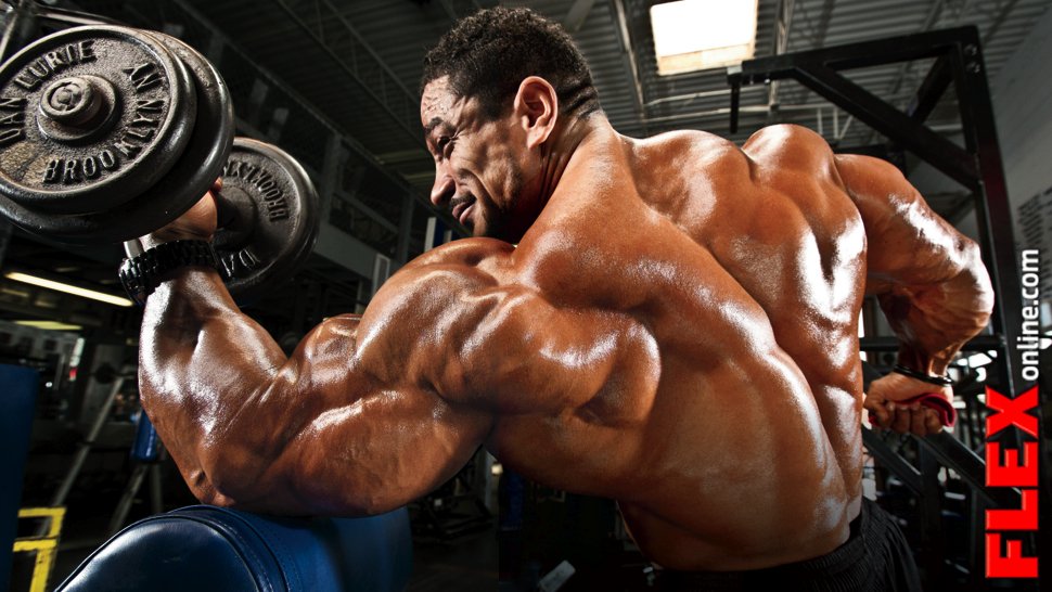 тяжелые физические нагрузки. мужчина со штангой. мускулы спортсмена. 100 кг мышечной массы и 100 кг жира. тяжелые ли мышцы.