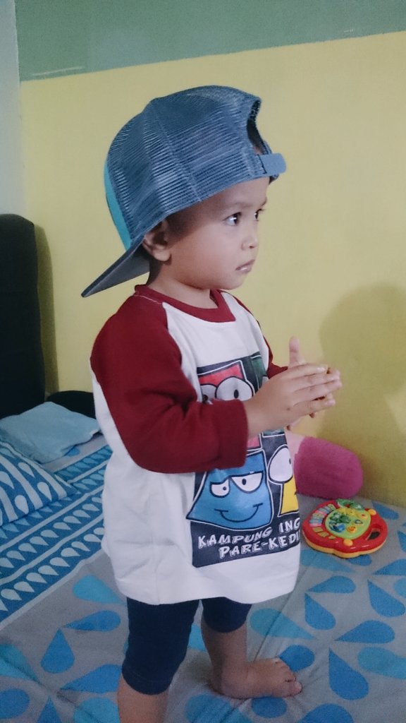 Ambil topi papi, pake sendiri langsung joget" lompat"an... Good boy 👍