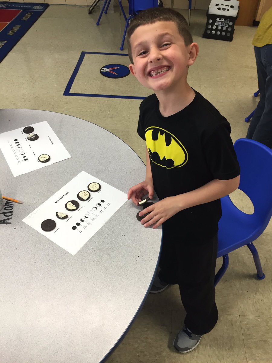 msreimler's tweet photo. What's better than learning about the moon phases than with Oreos? #cpsbest https://t.co/U1BCT3CRHR