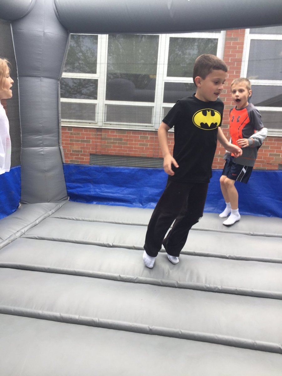 msreimler's tweet photo. Bounce house fun! @ParkadePanthers #cpsbest https://t.co/Bss1QvoiB9